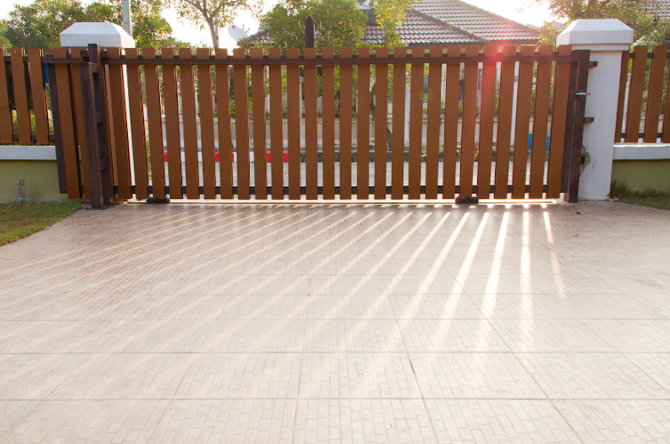 Grand Prairie Automatic Gate Repairs Fence Contractor photo