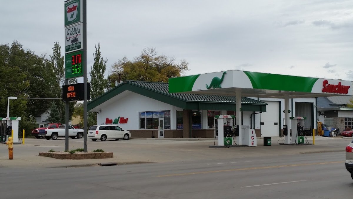 Eddie's Northside Sinclair - Eddie's Northside Sinclair Tire Repair in Aberdeen, SD photo