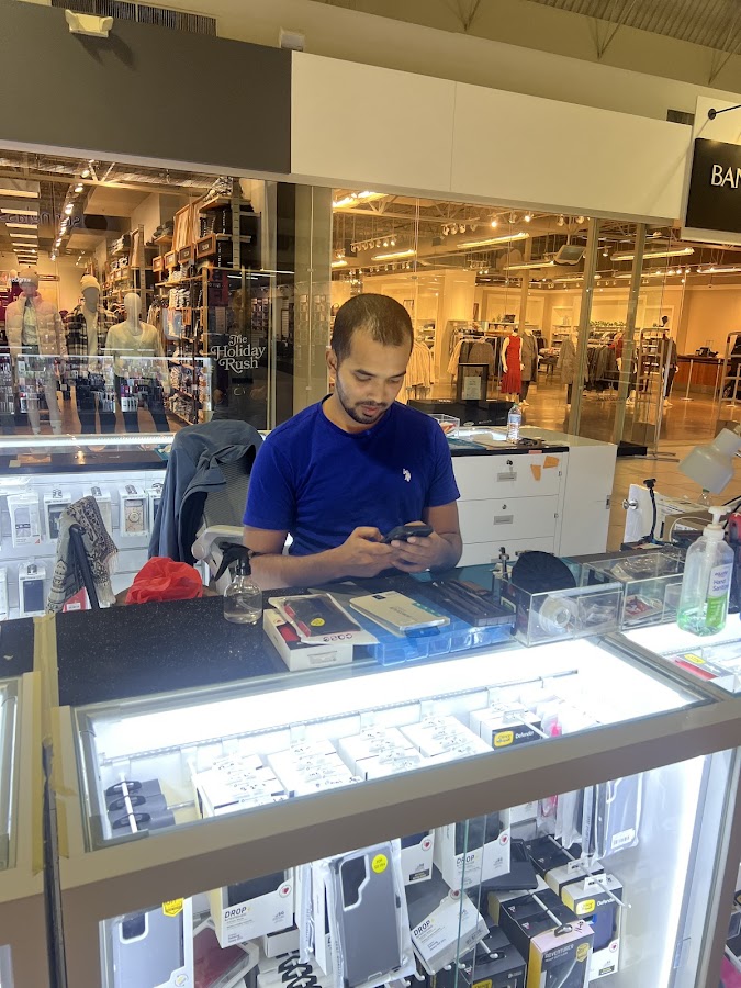 Cellaxs Phone Repair at Outlet Collection
