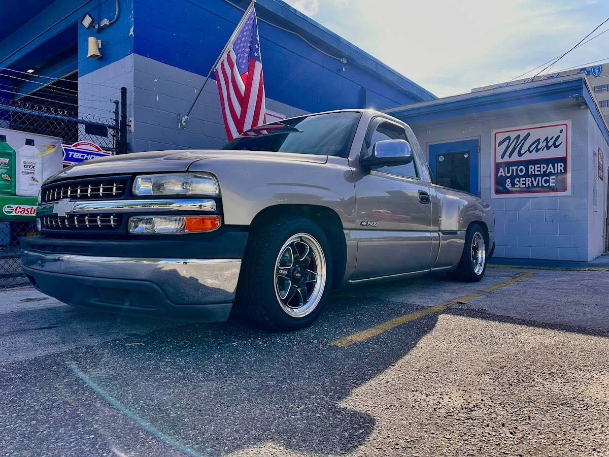 Maxi's Mechanics Auto Repair & Service - Riverside