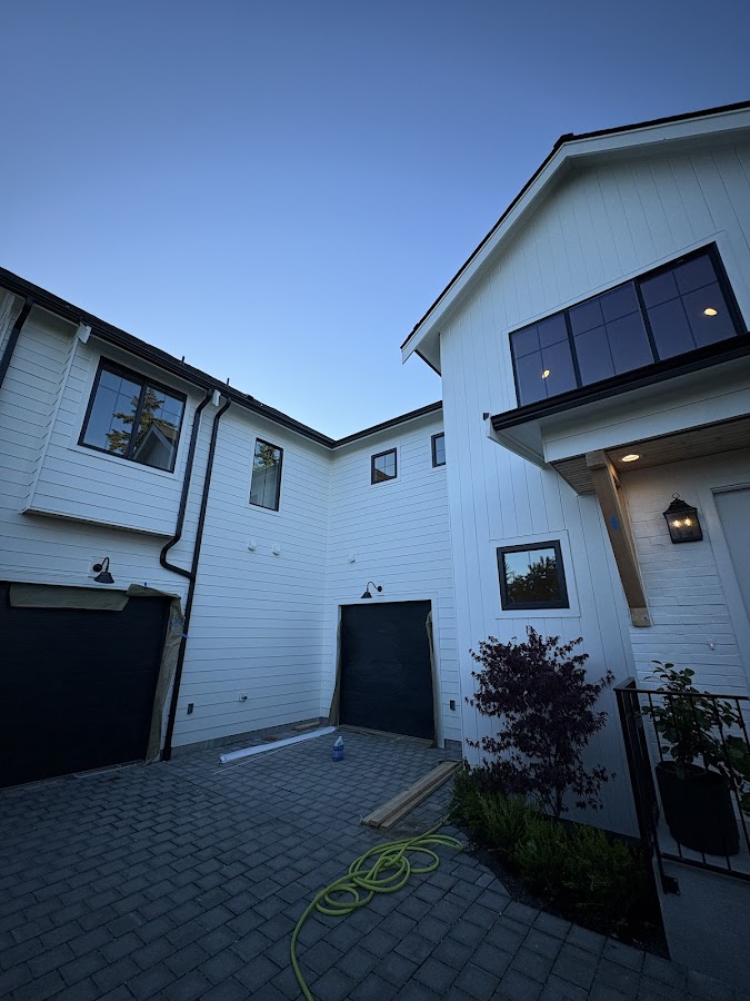 H&T Window & Gutter Cleaning - H&T Window & Gutter Cleaning Roof Repair in Puyallup, WA photo