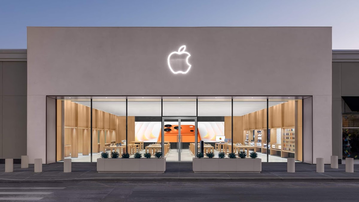 Apple The Shops at Blackstone Valley